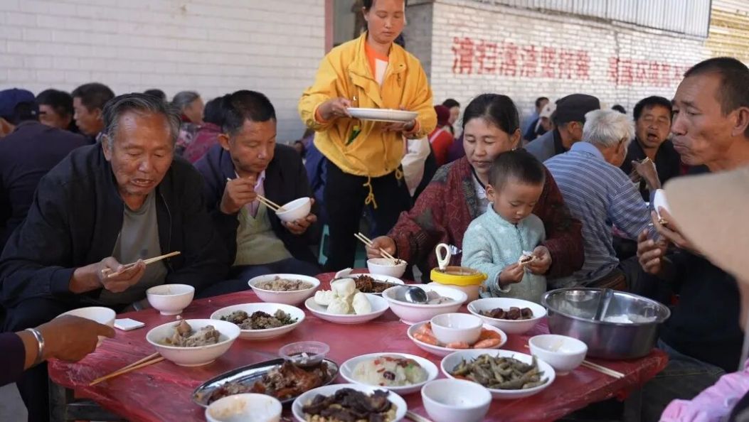 开席啦！大理这场“土八碗”流水席，够香！够地道！！
