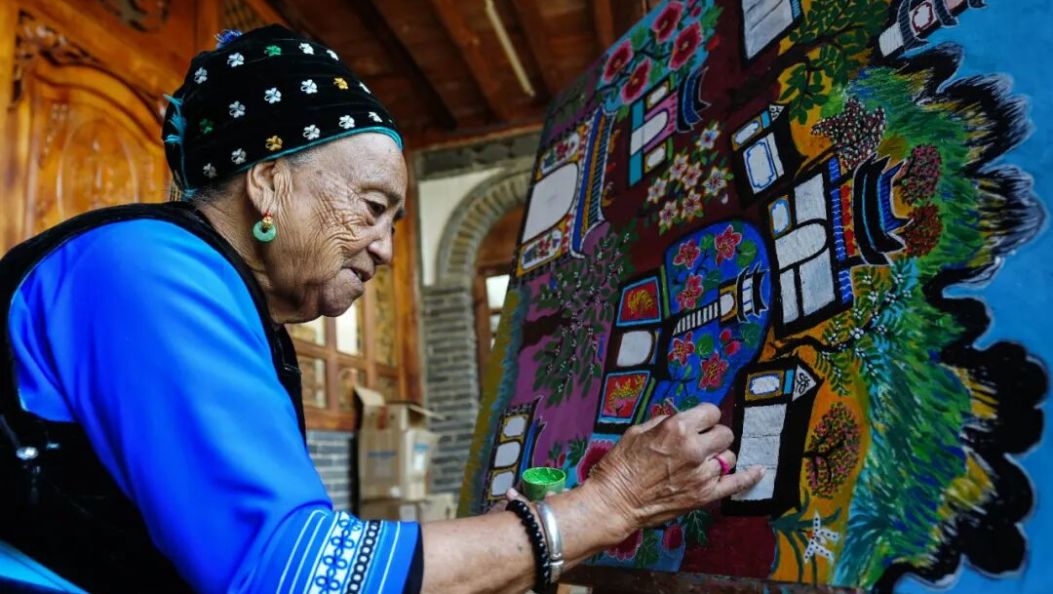 92岁白族奶奶逆袭为画家，你猜她一幅画值多少钱？