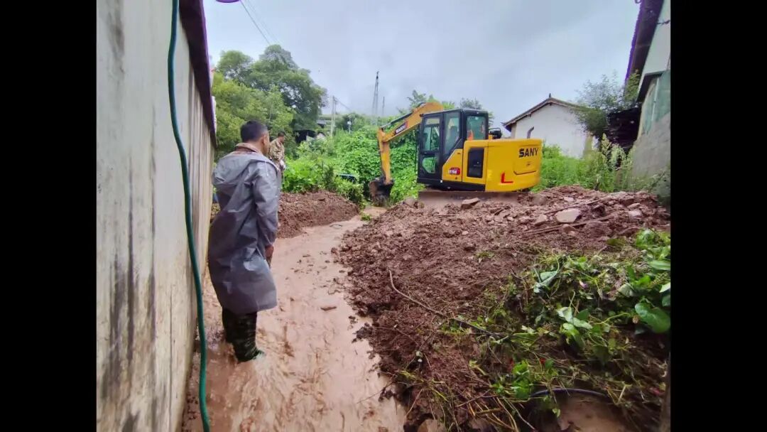惊魂雨夜，他逆行挨家敲门唤醒18条生命……