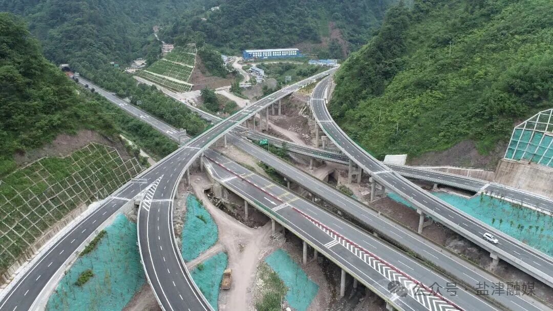 2025年12月6日 拍摄于云南盐津G85高速公路 (图为盐津县水青高速互通立交桥) (1).JPG