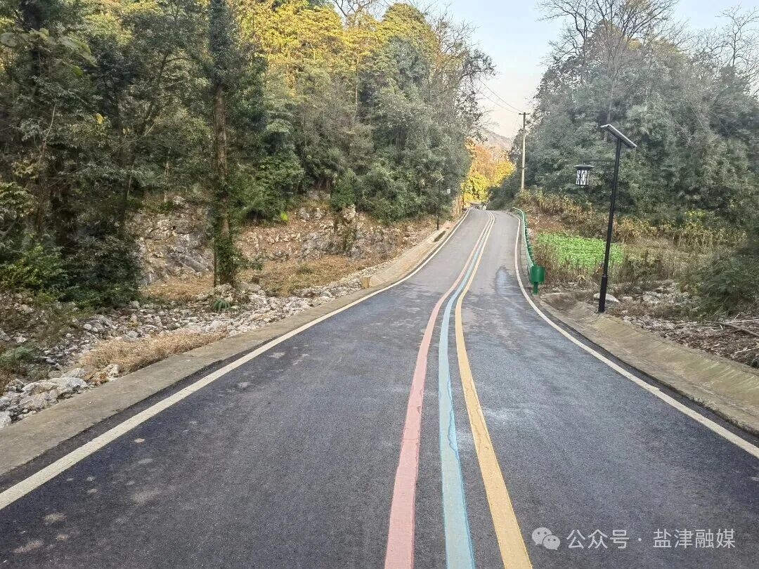 2025年12月6日拍摄于云南省盐津县盐井镇黎山村(图为该村美丽的乡村公路) (2).jpg