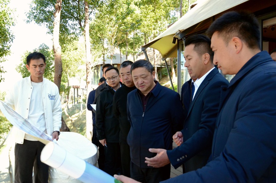1765432275961630.jpg 12月10日,杨国宗在苍漾一号调研农文体旅综合康养旅居项目打造情况。_proc_副本.jpg