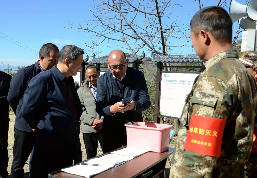 1765432768499646.jpg 12月10日,杨国宗在苍山西镇光明村小花园卡点查看工作app,了解森林草原防灭火情况。_proc_副本.jpg