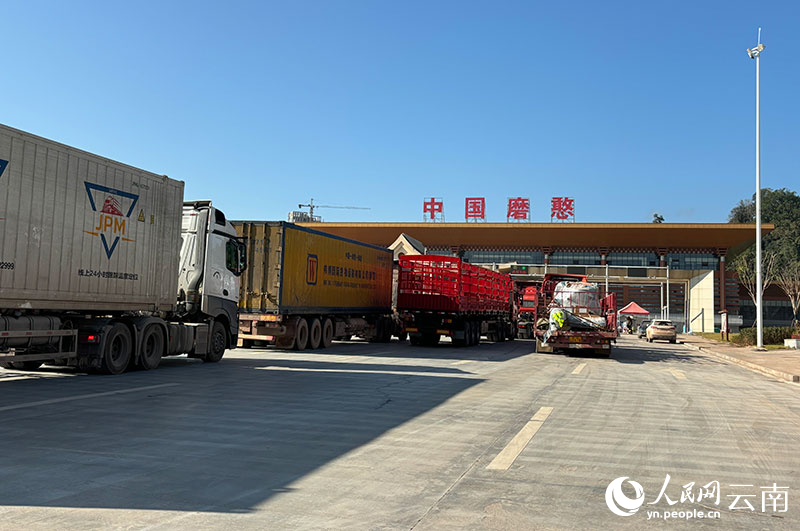 货车在磨憨口岸排队通关。人民网 雷霁摄