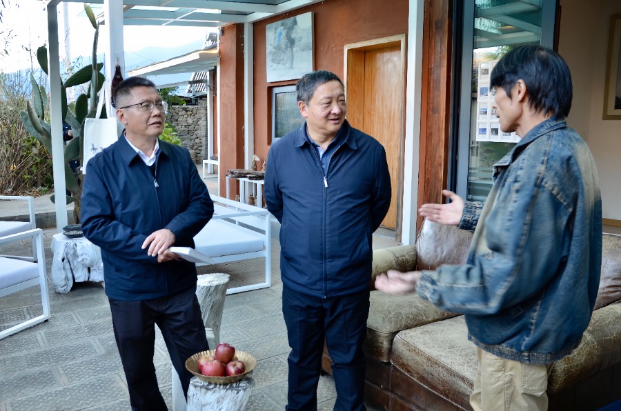 1765941913239751.jpg 12月16日下午,杨国宗在凤羽镇江登村天空之鱼艺术馆调研_proc.jpg