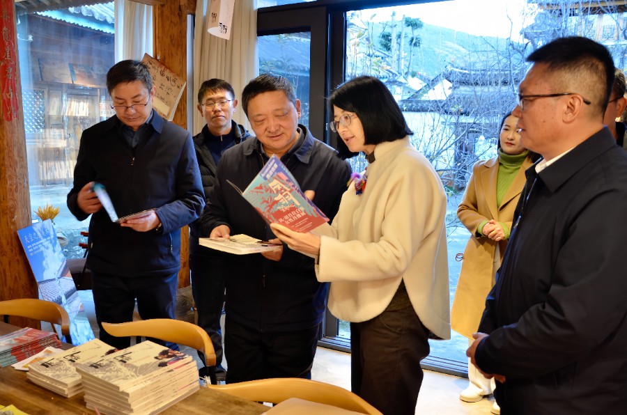 1765942047488040.jpg 12月16日下午,杨国宗来到凤羽镇佛堂村曾曾的书屋,详细了解书屋日常管理、活动组织、文化服务情况_proc.jpg