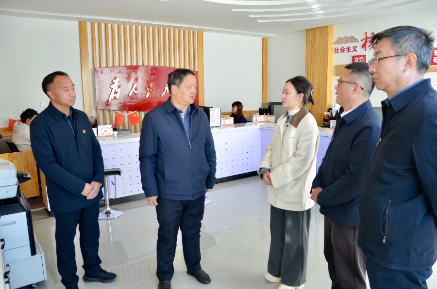 1765942187811465.jpg 12月16日下午,杨国宗在茈碧湖镇九台社区,湿地调研基层党建和社会治理工作_proc.jpg