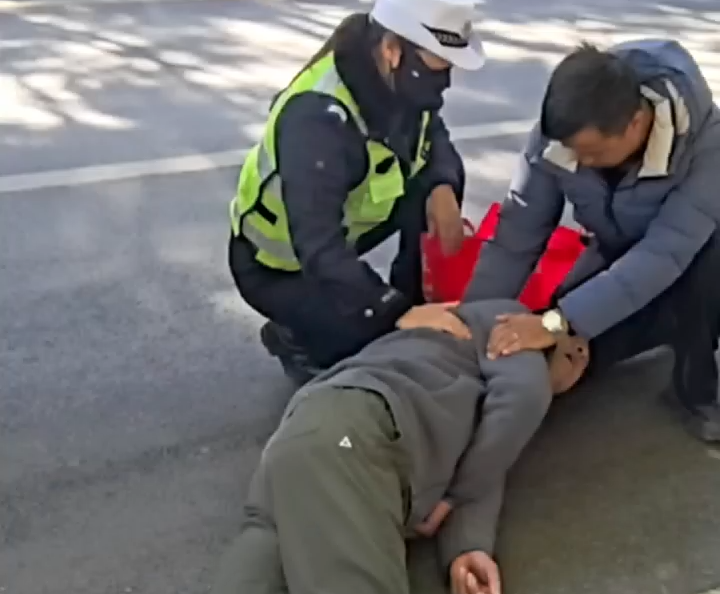 大理巍山男子突发疾病倒地抽搐 执勤辅警 休假民警紧急救助（大理巍山）男子突发疾病倒地抽搐，执勤辅警、休假民警紧急救助。#救助＃热心善举＃在大理爱上生活＃热心民警