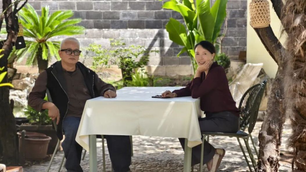 这对北京的夫妻 带了座“图书馆”在大理旅居