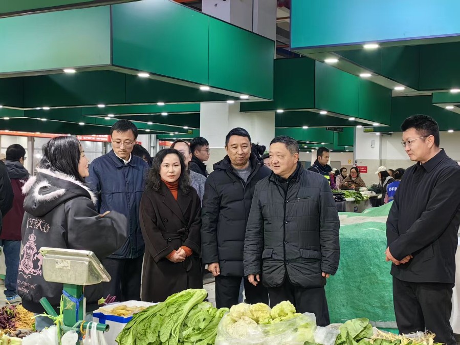 1767506269146670.jpg 1月2日,杨国宗来到大理市泰兴市场,详细了解节假日市场保供情况_proc.jpg