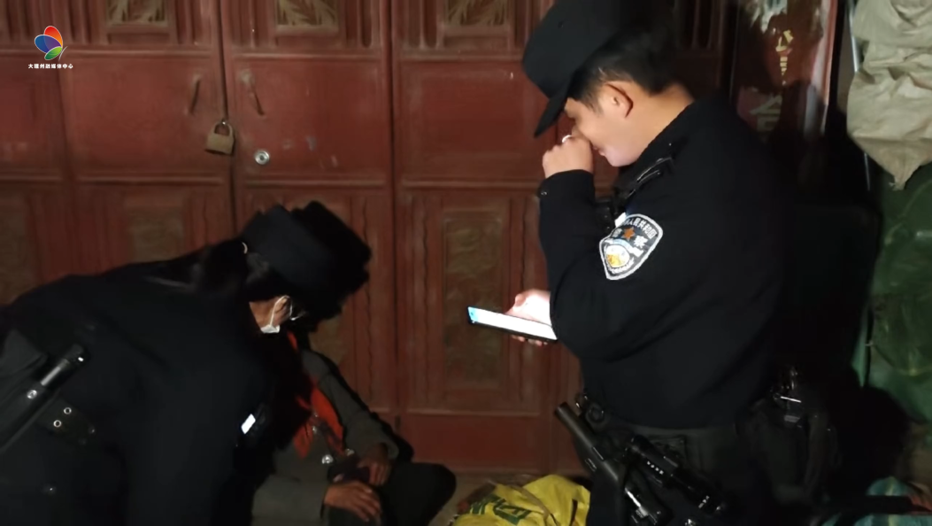 寒夜·暖灯 | 七旬奶奶错过末班车，宾川民警助力平安回家#正能量#暖心瞬间#在大理爱上生活