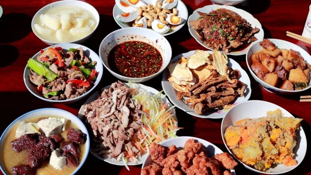 “你家杀猪么要喊我！”快来按猪脚！吃杀猪饭了~