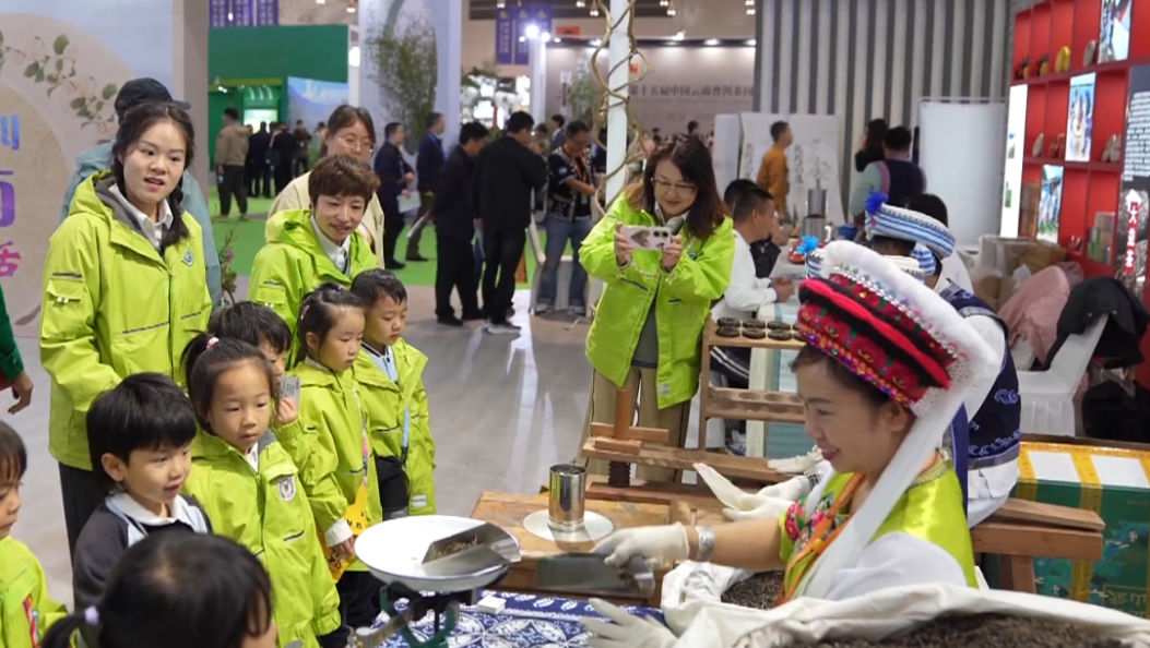 百年品牌“下关沱茶”如何成为民族团结的“金纽带”→