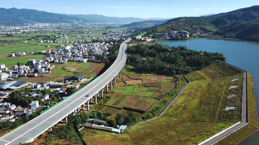 1768530812371676.jpg 大南高速公路从巍山县大仓镇幸福村的乡村田野间穿行而过。通讯员 张树禄 向梦露 摄影报道.jpg