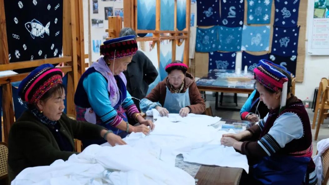 羡慕了！大理队限定扎染球迷服惊艳亮相→