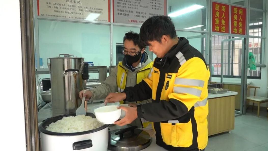 奔波路上，大理这碗 8 元热饭藏着小城温暖
