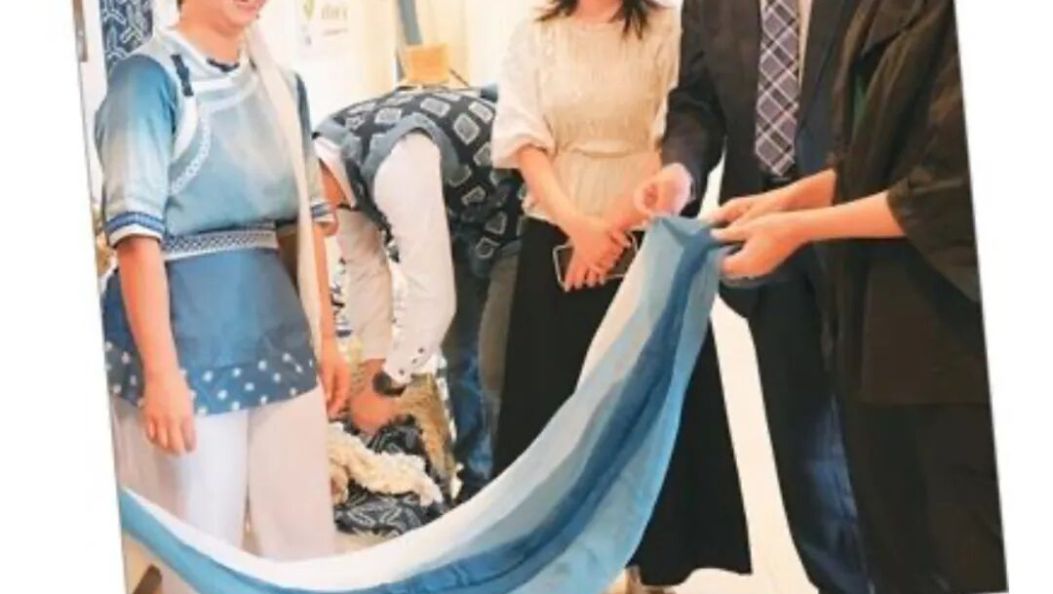 人民日报海外版点赞大理白族扎染非遗出海