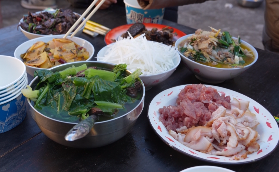 在大理吃完这顿杀猪饭，离过年又近了！
