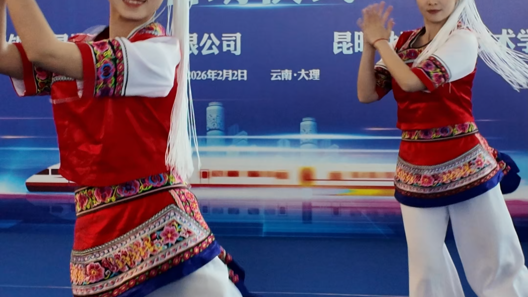春运首日大理火车站举办系列活动 #2026春运 #2026春节 #大理火车站 #文明志愿活动