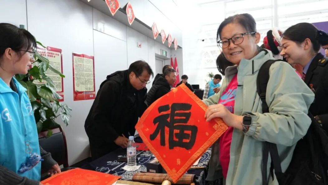 “把福字带回重庆贴大门！”春运首日，大理火车站变身“思政课堂+非遗展厅”