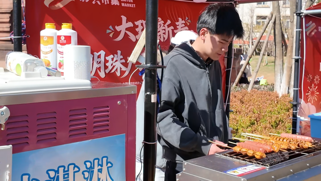 明珠广场新春市集火热进行中！在热闹与烟火气中感受年味与人情味～#烟火大集 #2026春节 #在大理爱上生活