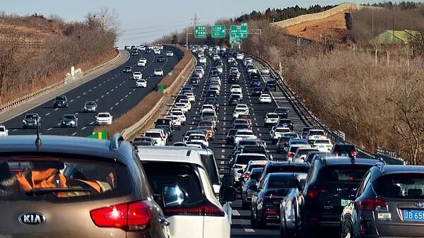 6小时挪10公里，云南多条高速临时管制、服务区饱和，返程出行请注意→