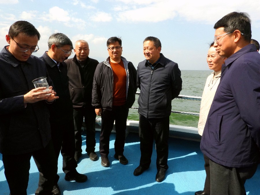 杨国宗、陈真永一行乘船先后前往洱海284国控断面和281断面，沿途调研洱海水体、水环境、水生态等情况。_proc_副本.jpg