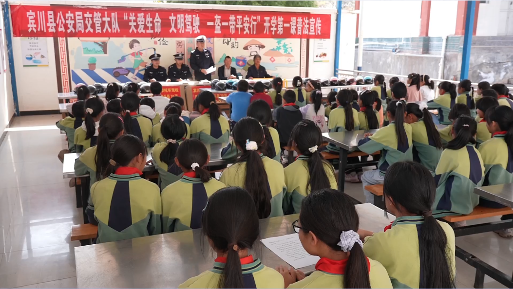 “一盔一带”护航成长路  普法“春风”吹进校园   