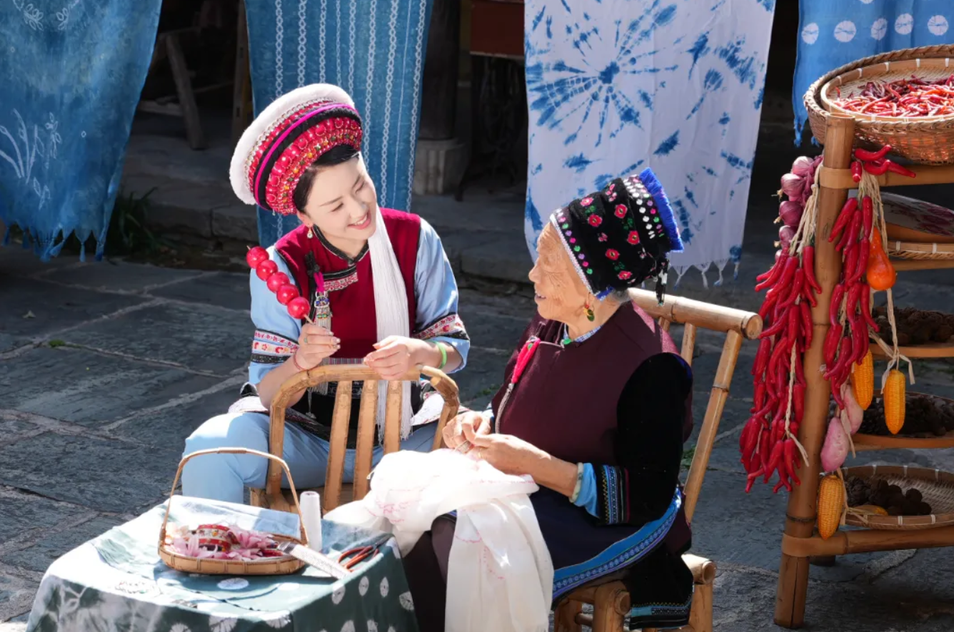 大理非遗旅拍新玩法：在百年老院，穿上奶奶辈的嫁衣，做一天白族人家