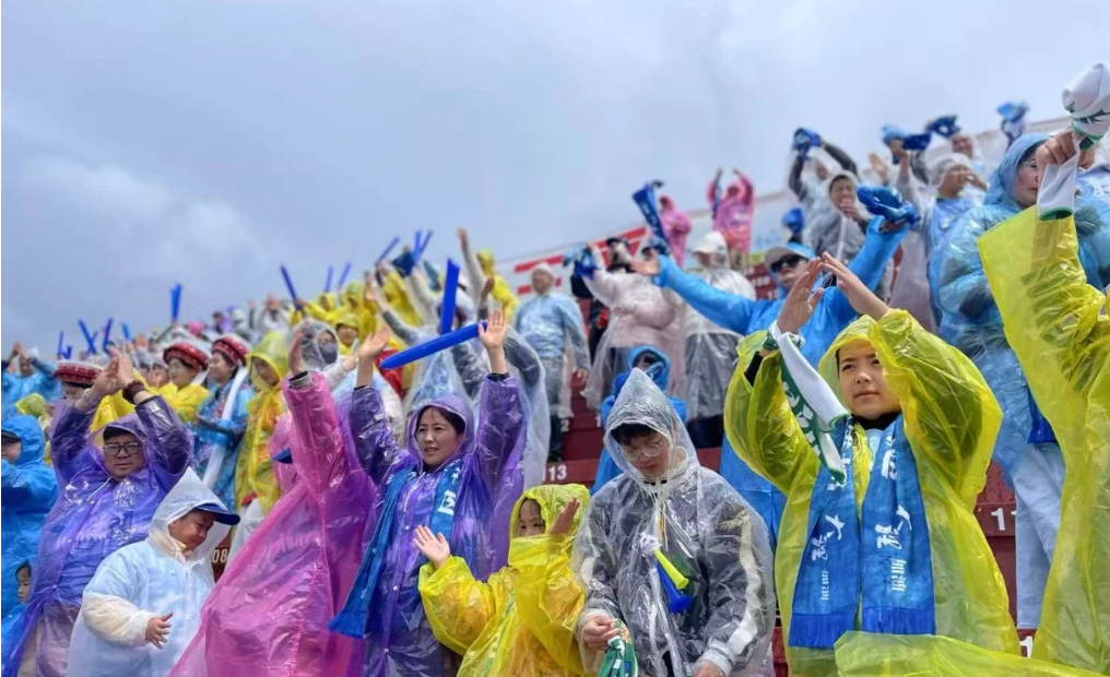 冒雨为球队助威的你们，真热血！