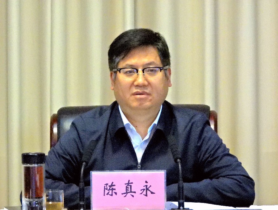 州委副书记、州长陈真永主持会议并讲话。_proc_副本.jpg