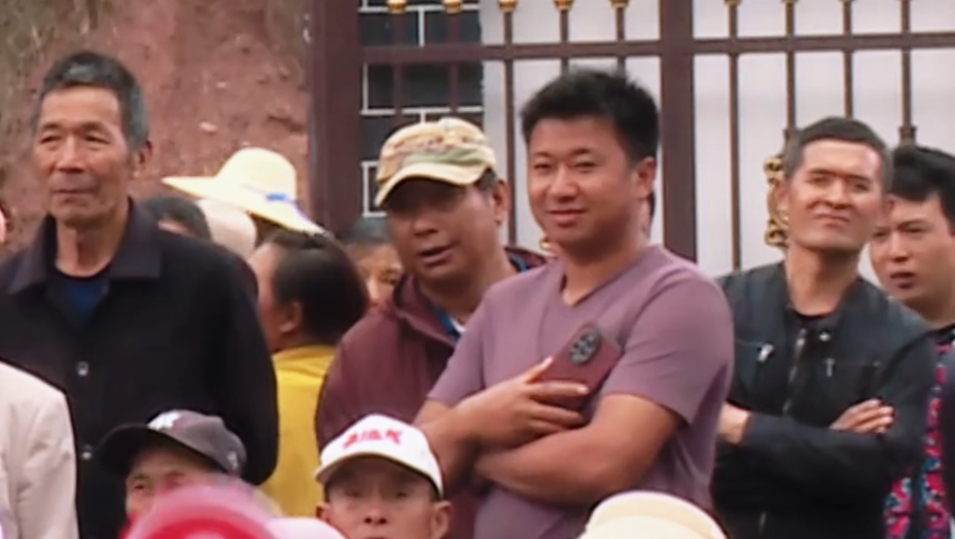 近日，大理弥渡牛街彝族乡境内8棵古茶树一年采摘权成功拍卖，最高成交价14600！#古茶树 #大理 #在大理爱上生活 #弥渡