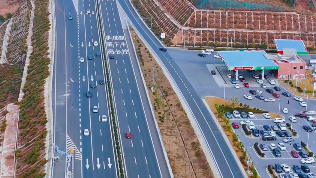 清明假期第一天，新楚大、大保、大丽高速公路车流量明显增加 #大理 #清明 #高速公路 #路况信息