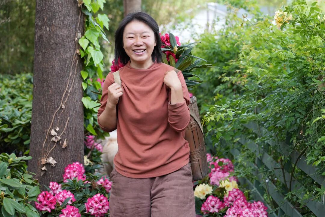 四川姑娘在大理当“新农人”，用千盆进口杜鹃造了座“欧洲花园”~