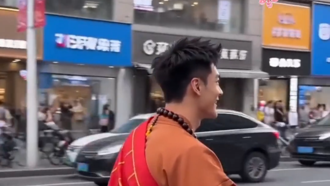 《“唐僧”骑上了小摩托？交警蜀黍：取经也要戴头盔》