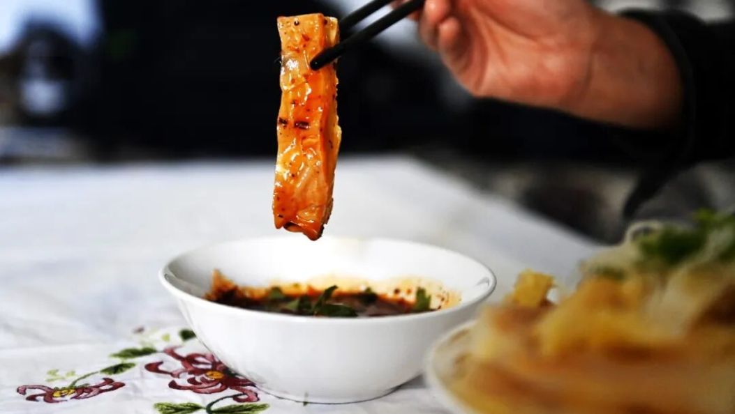 这个“千层蛋糕”，大理人拌着辣椒吃