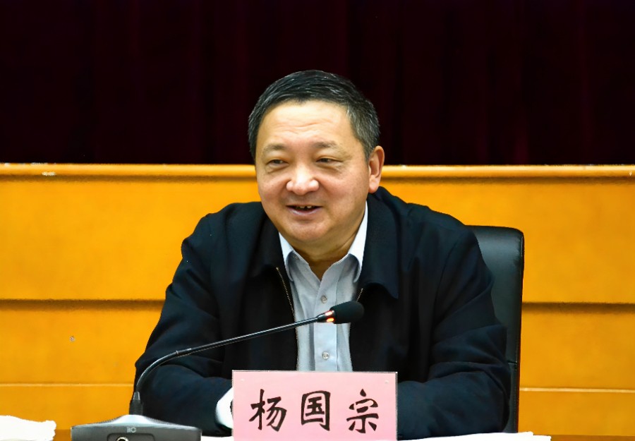 杨国宗主持召开漾濞县产业发展及干部廉政提醒谈话座谈会。_proc_副本.jpg