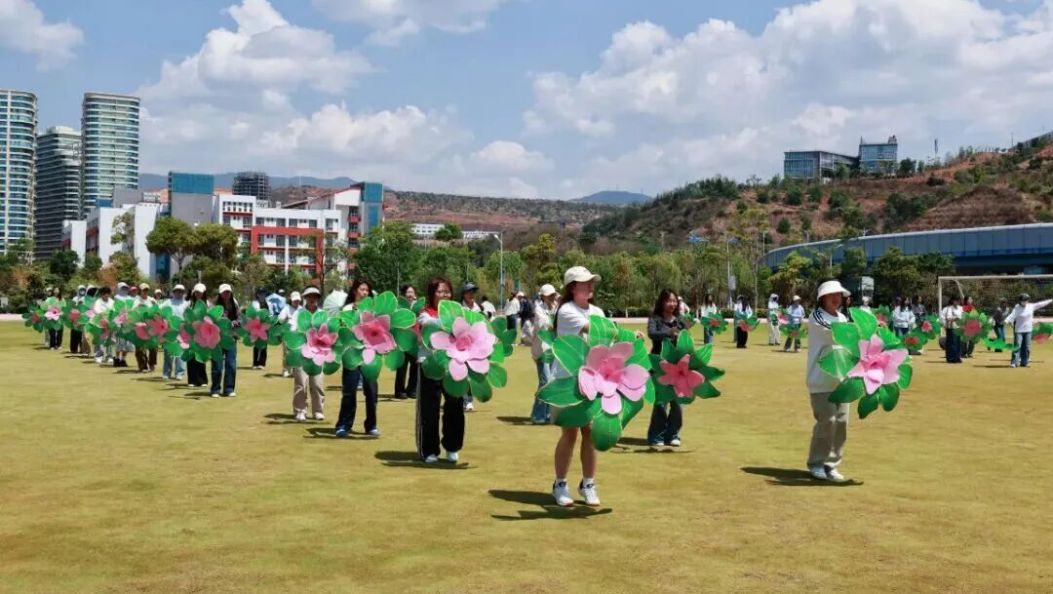 登台近半世纪的银发长者、旅居苍洱的新大理人……这场演出浓浓“三月街情”