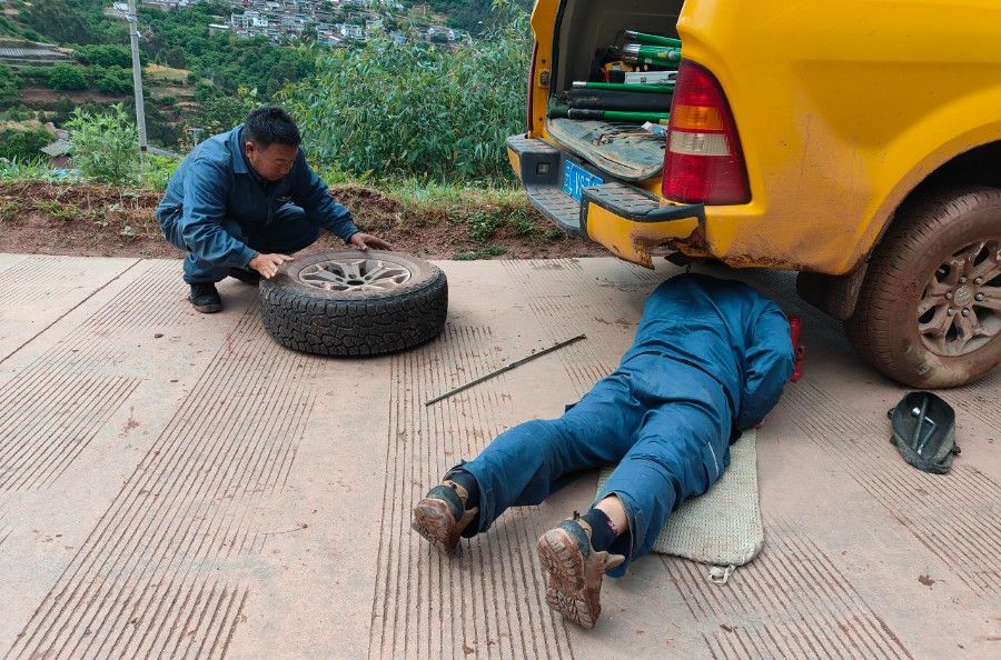 突发爆胎阻前路 风雨兼程护光明
