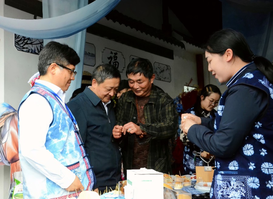 杨国宗陈真永带队到云龙县展区了解产品展示、销售等情况。_proc_副本.jpg