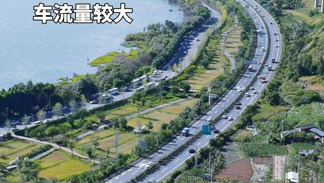 五一假期大理境内高速公路车流量增加，雨天出行，注意行车安全 #大理 #五一假期 #交通安全 #路况信息