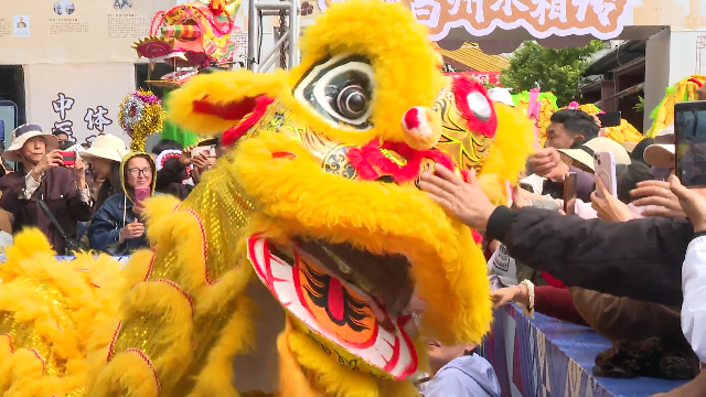 舞狮卖萌、福神巡游、魔术小丑互动…...从清晨到日暮，三月街惊喜不停！