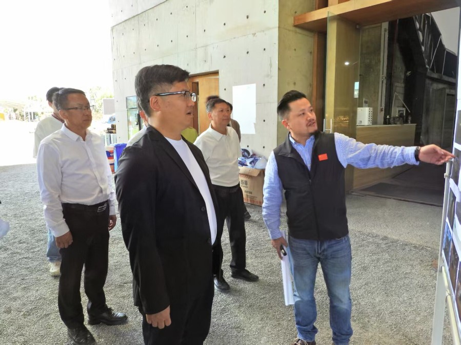 在杨丽萍大剧院，陈真永实地查看主题场景打造和沉浸式演艺项目推进情况。_proc.jpg