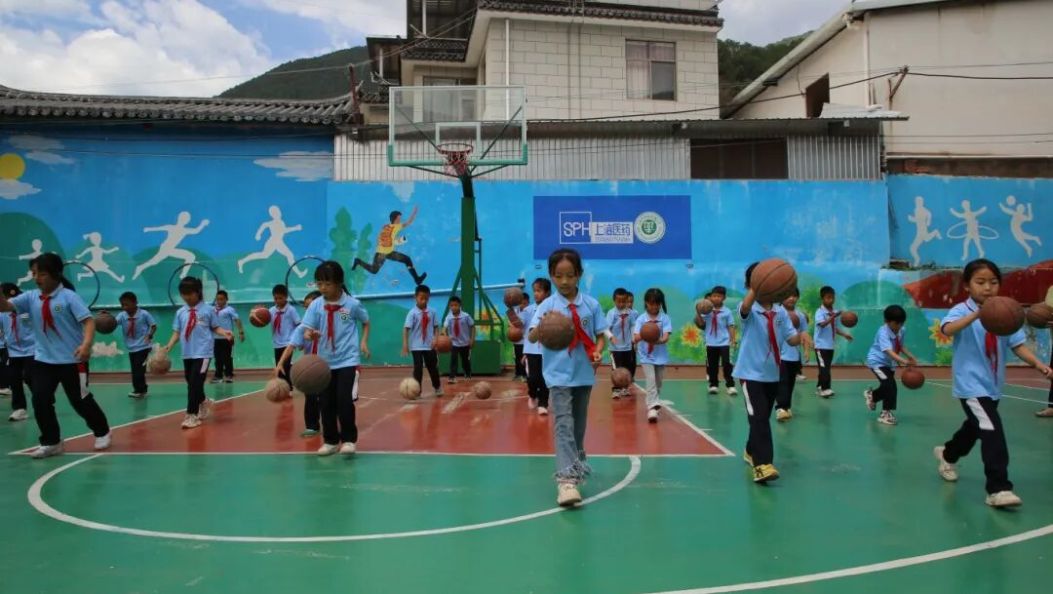 跨越千里山海情！七年爱心帮扶，弥渡这所山村小学大变样