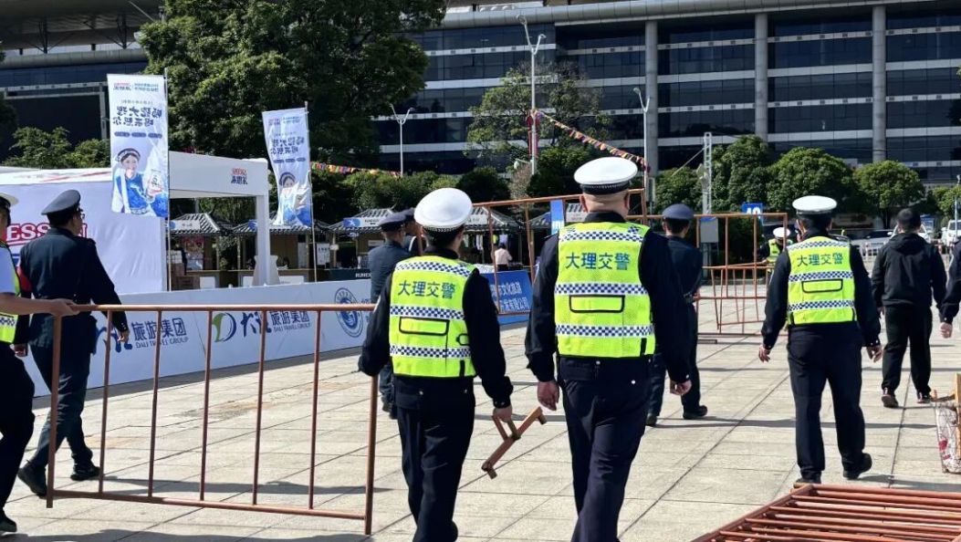 便民护赛！大理交警首次启用“安全岛”渐进式通行方式