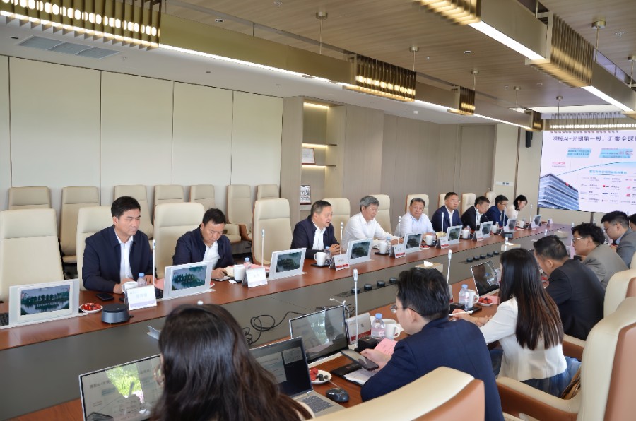 5月15日上午，大理州党政代表团在思格新能源（上海）股份有限公司考察招商，与企业负责人深入座谈交流_proc.jpg