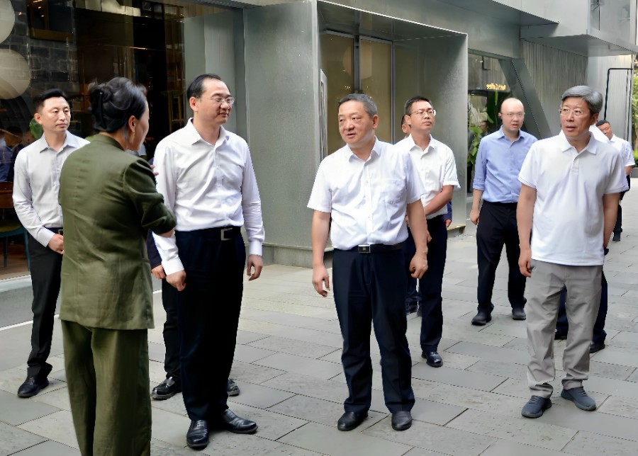 5月12日下午，在沪东街道EKA-天物空间，李政与大理州党政代表团深入交流2_proc_副本.jpg
