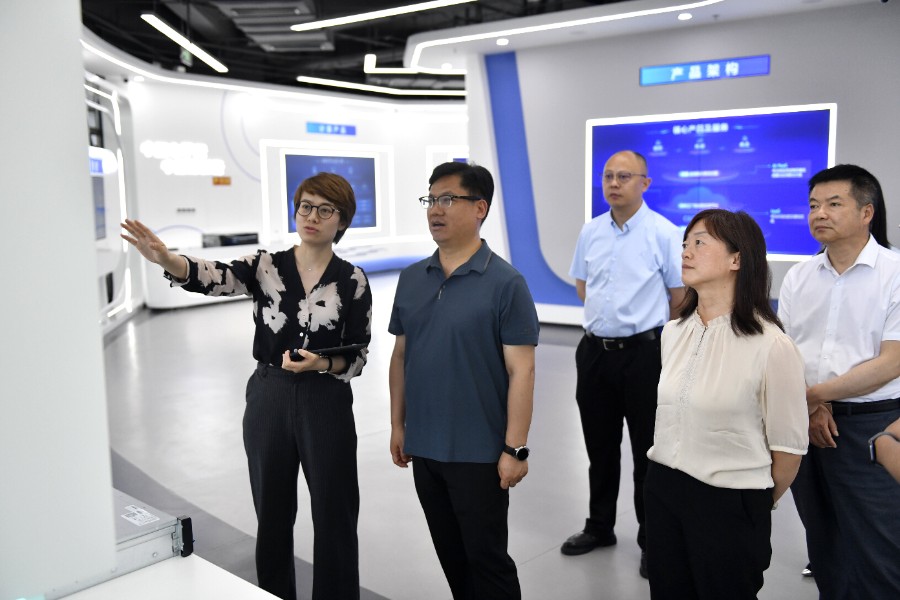 陈真永在中国电子云武汉研发基地了解保证信创产业发展情况3_proc.jpg