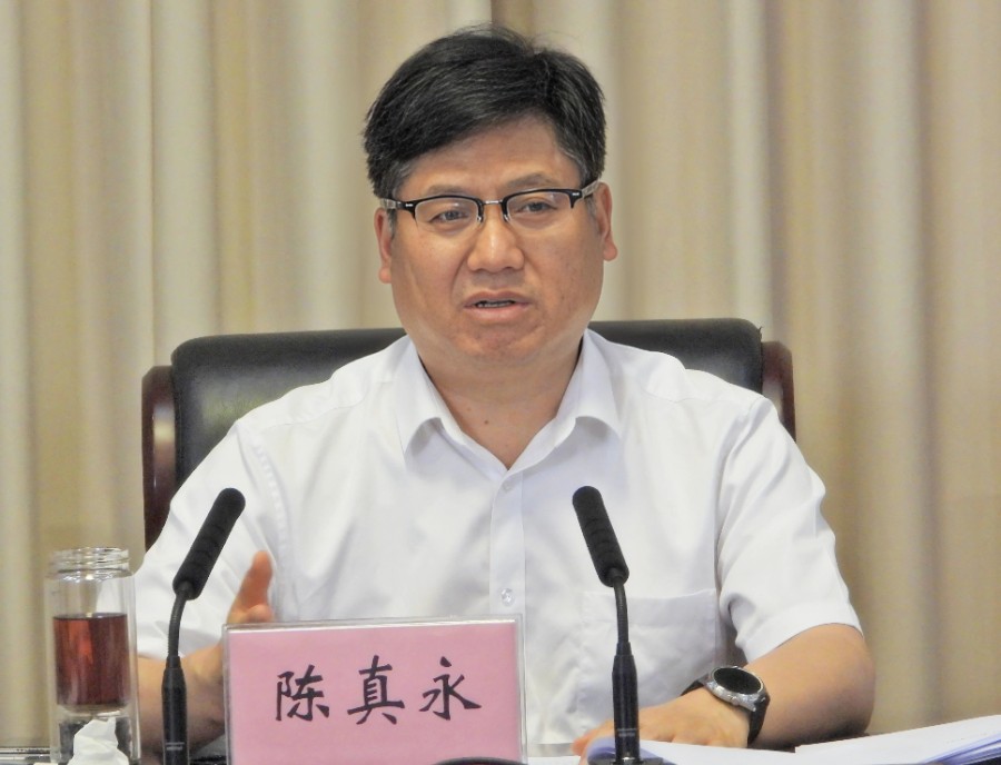 州委副书记、州长陈真永主持会议并讲话。_proc_副本.jpg
