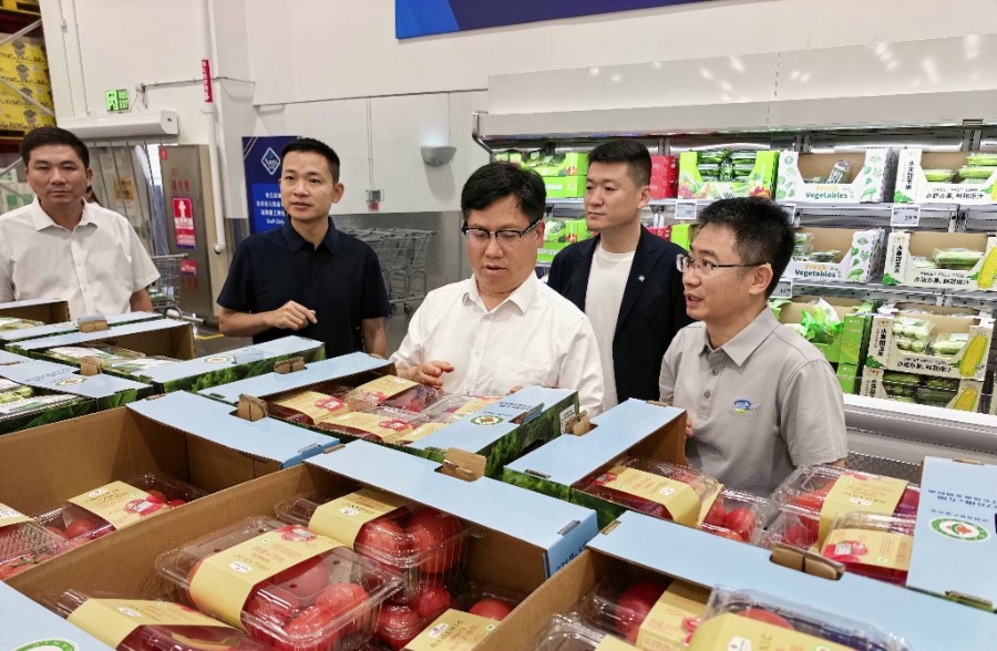 6月3日，陈真永在山姆福田会员店，考察深圳成武金石农业开发有限公司高原特色农产品销售情况。 (1)_proc_副本.jpg